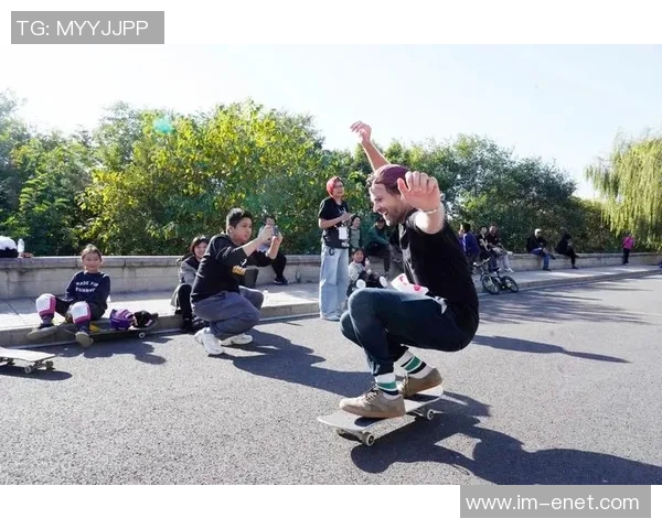 重庆滑板队在城市马拉松中的耐力挑战与精彩表现分析